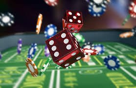 Meja Sic Bo live dealer dengan tiga dadu dalam wadah kaca di studio bangjago88